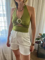 Top verde oliva con escote halter y abertura en el abdomen, con hebilla metálica plateada.