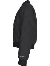 Campera bomber acolchada de poliéster reciclado, color negro, con ajuste relajado y cierre de cremallera.