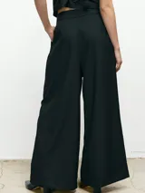 Pantalón palazzo de vestir color gris, de tiro alto y corte amplio.