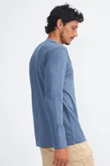 Remera manga larga azul con cuello redondo y logo pequeño de montaña en el pecho.