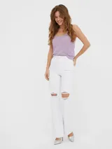Pantalón de jean blanco de corte recto y tiro alto, con efecto destruido en las rodillas.