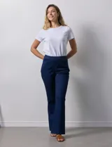 Jegging azul oscuro marca Zac & Rachel con pretina elastizada, bolsillos delanteros y traseros, y terminación bootcut.