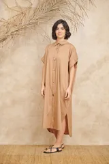 Túnica larga color beige, confeccionada en lino natural, con botones estilo camisa.