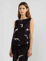 Musculosa negra con estampado de sirenas en color crema, de corte holgado y lazos laterales ajustables.