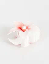 Broche con forma de flor color rosa claro y aplique de perla en el centro.