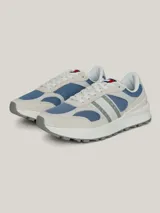 Zapatillas Tommy Jeans de running, con exterior de poliéster reciclado, interior de poliéster reciclado, plantilla de poliuretano, poliuretano reciclado y goma termoplástica reciclada, suela de goma y caucho, paneles con mezcla de texturas, toque de color en el talón, suela dentada y dos pares de cordones de repuesto incluidos.