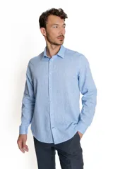 Camisa de vestir rosada de lino y algodón, de manga larga y corte clásico.