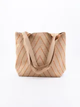 Bolso tipo tote tejido en color beige con diseño de líneas diagonales en color marrón. Tiene doble asa de hombro.