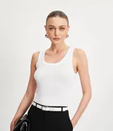 Musculosa verde oliva de punto texturizado, con breteles anchos y cuello redondo.