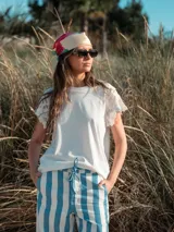 Remera blanca de algodón con mangas cortas de crochet.