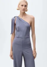Mono largo de vestir color gris, con corte recto, tejido fluido satinado, cuello asimétrico, un solo tirante fino y detalle de lazo en el hombro.
