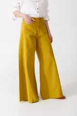 Pantalón jean color borgoña, de corte wide leg y tiro alto.