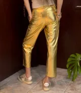 Pantalón dorado de calce relajado con cintura elástica y bolsillos delanteros y traseros.