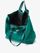 Bolso tote negro de Carhartt WIP, modelo Canby. Confeccionado en tafetán de nailon ligero, con compartimento principal con cierre de botón a presión, bolsillo interior con cremallera y bolsillo exterior. Asas de cincha resistentes y etiqueta cuadrada de Carhartt.