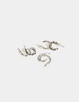 Set de tres pares de aros tipo argolla bañados en plata, con diferentes diseños: argolla trenzada, argolla con eslabones y argolla lisa.