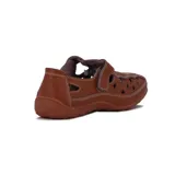Zapato guillermina marrón de cuero calado, con ajuste de velcro y suela plana.