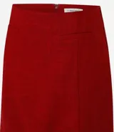 Minifalda roja de viscosa y lino, corte recto, con detalle de bolsillo falso en la parte delantera.