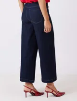 Jean wide leg de tiro alto, color azul oscuro, con pierna ancha, pretina con pasadores, botón y cierre. Cuenta con bolsillos delanteros y traseros.