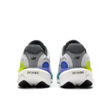 Championes de running New Balance 1080 V15, color blanco con malla texturizada. Presentan un logo 'N' en negro y una entresuela gruesa con degradado de color verde lima a verde menta.