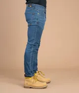 Pantalón de jean azul oscuro, corte skinny, con tecnología Coolmax para control de temperatura y secado rápido.