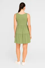 Vestido corto verde oliva, de bretel ancho, cuello en V y falda escalonada con frunces.