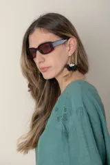 Blusa italiana color crudo de lino con escote en V y mangas cortas. Presenta detalle de bordado calado en el canesú.