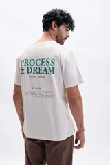Remera color beige con estampa en la espalda con la frase "Process & Dream" y un texto con la hora "03:18 AM".