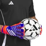 Guantes de arquero Adidas Predator, color naranja y azul con detalles en blanco.