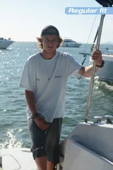 Camiseta celeste con estampado frontal de la frase "Ittai Stars" y una estrella. En la parte posterior tiene un estampado de un llavero con llaves y dijes.