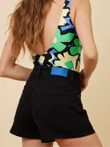 Short de jean blanco de tiro alto y corte ajustado.