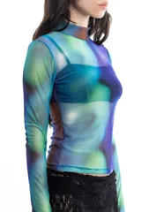 Remera de mangas largas de tul con cuello alto y estampado abstracto en tonos verdes, azules y violetas.