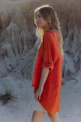 Camisa blanca de lino, de mangas cortas y corte holgado.