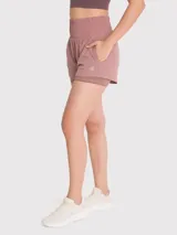 Short deportivo negro 2 en 1 con calza incorporada con bolsillo y pretina ancha.