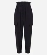 Pantalón jogger negro de viscosa con cintura elástica y bolsillos cargo laterales.