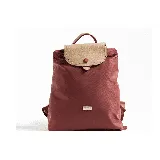 Mochila mediana color ladrillo con solapa superior de color beige y cierre con botón a presión.