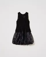 Vestido corto negro con top de popelina y punto bordado, falda globo de organza fruncida con forro y sin mangas.
