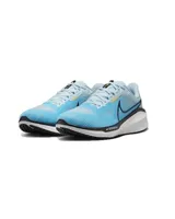 Championes de running Nike Vomero 17 color celeste con detalles en negro, blanco y amarillo.