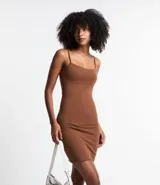 Vestido corto color rosado, de escote recto, con breteles finos y confeccionado en algodón con elastano.