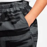 Short de estilo deportivo color gris, con diseño gráfico y ajuste elástico en la cintura.