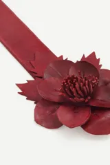 Cinturón ancho de cuero negro con una flor de cuero artesanal.