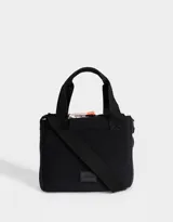 Cartera bandolera negra de tela deportiva con doble asa corta de mano, correa regulable y desmontable, cierre superior y tag de goma con logo.