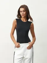 Body negro sin mangas con cuello redondo.