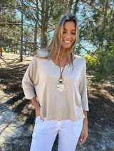 Sweater beige de algodón con escote en V y mangas ranglan.