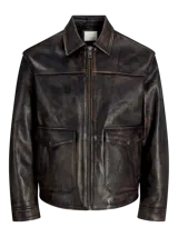 Chaqueta de cuero marrón con cuello biker y cierre con cremallera.