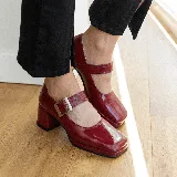 Zapato Mary Jane de cuero vacuno color bordó charol, con punta cuadrada, tira con hebilla sobre el empeine y taco cuadrado.