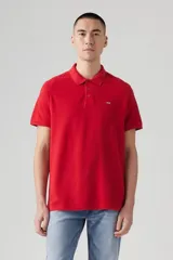Chomba manga corta color rojo, con cuello clásico y tapeta de dos botones. Logo de la marca bordado en el pecho.