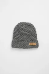 Gorro de lana tejido a crochet color gris con etiqueta de cuero sintético con logo de la marca.