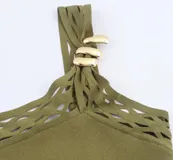 Musculosa verde oliva de un solo hombro, con detalle de tejido calado y argollas doradas en el bretel.
