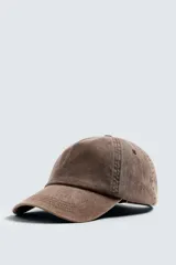 Gorra color marrón de algodón con efecto lavado y ajuste trasero.
