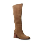 Bota de caña alta color marrón, de gamuza sintética, con taco cuadrado de madera.